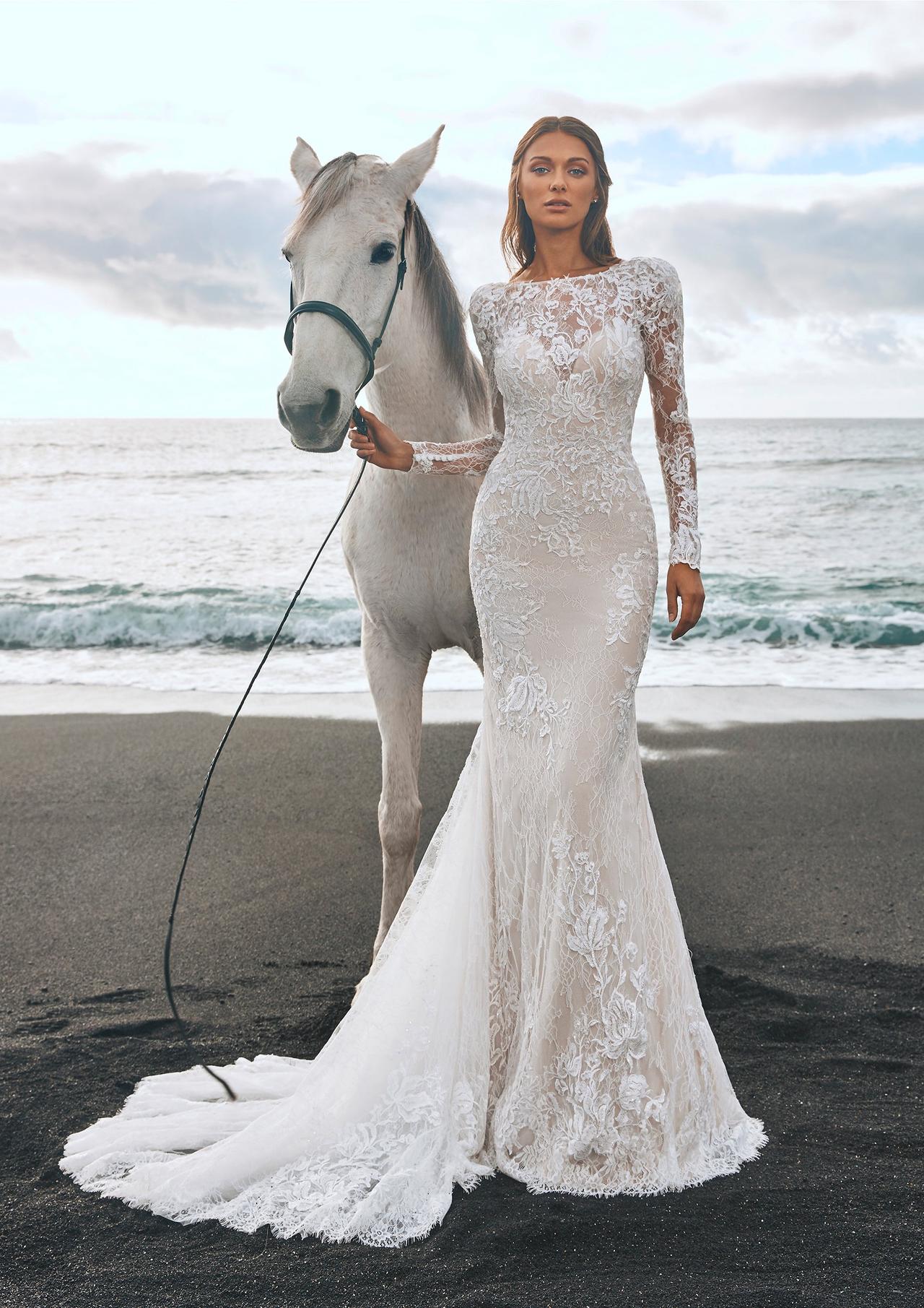 Vestido de novia con escote ilusión y manga larga