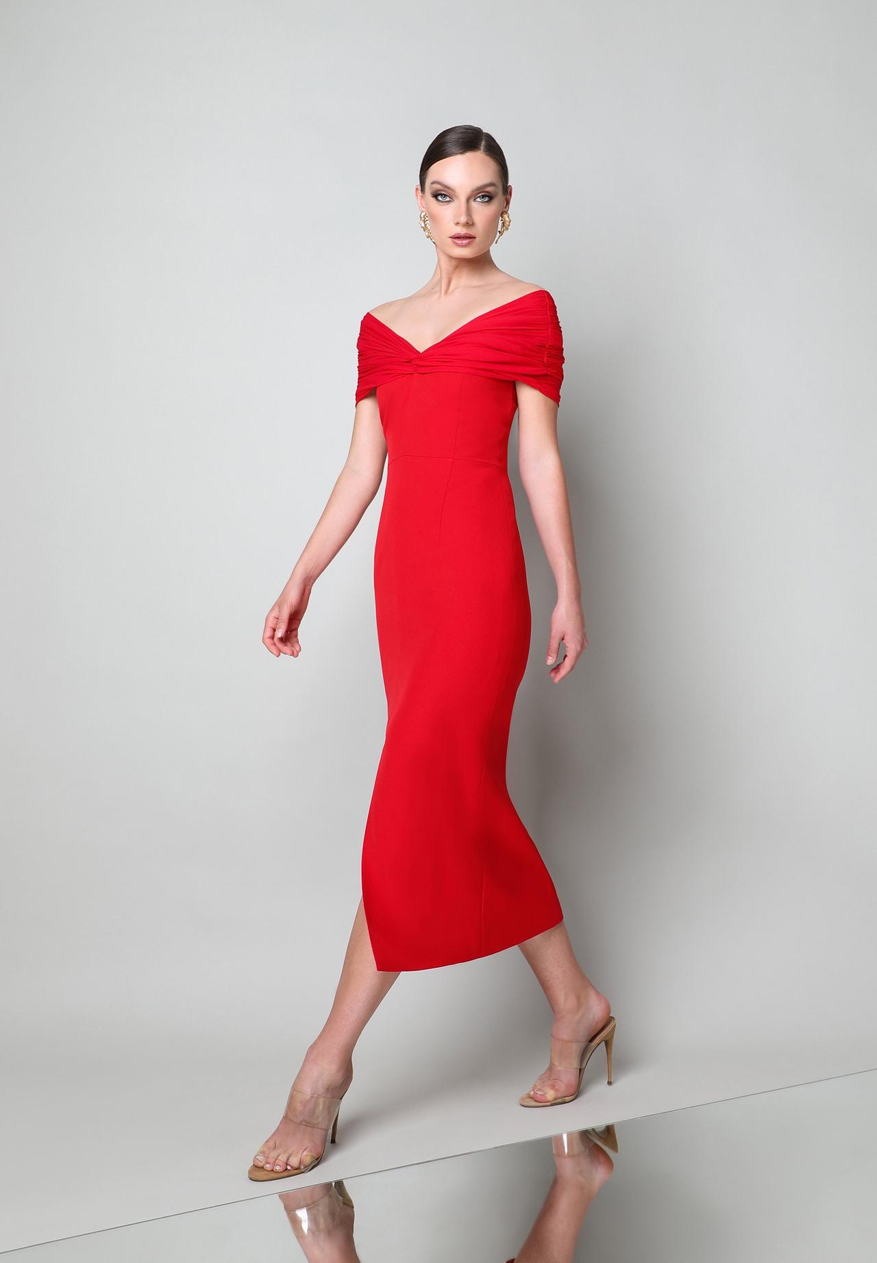 Vestido rojo de fiesta midi con escote de hombros caídos