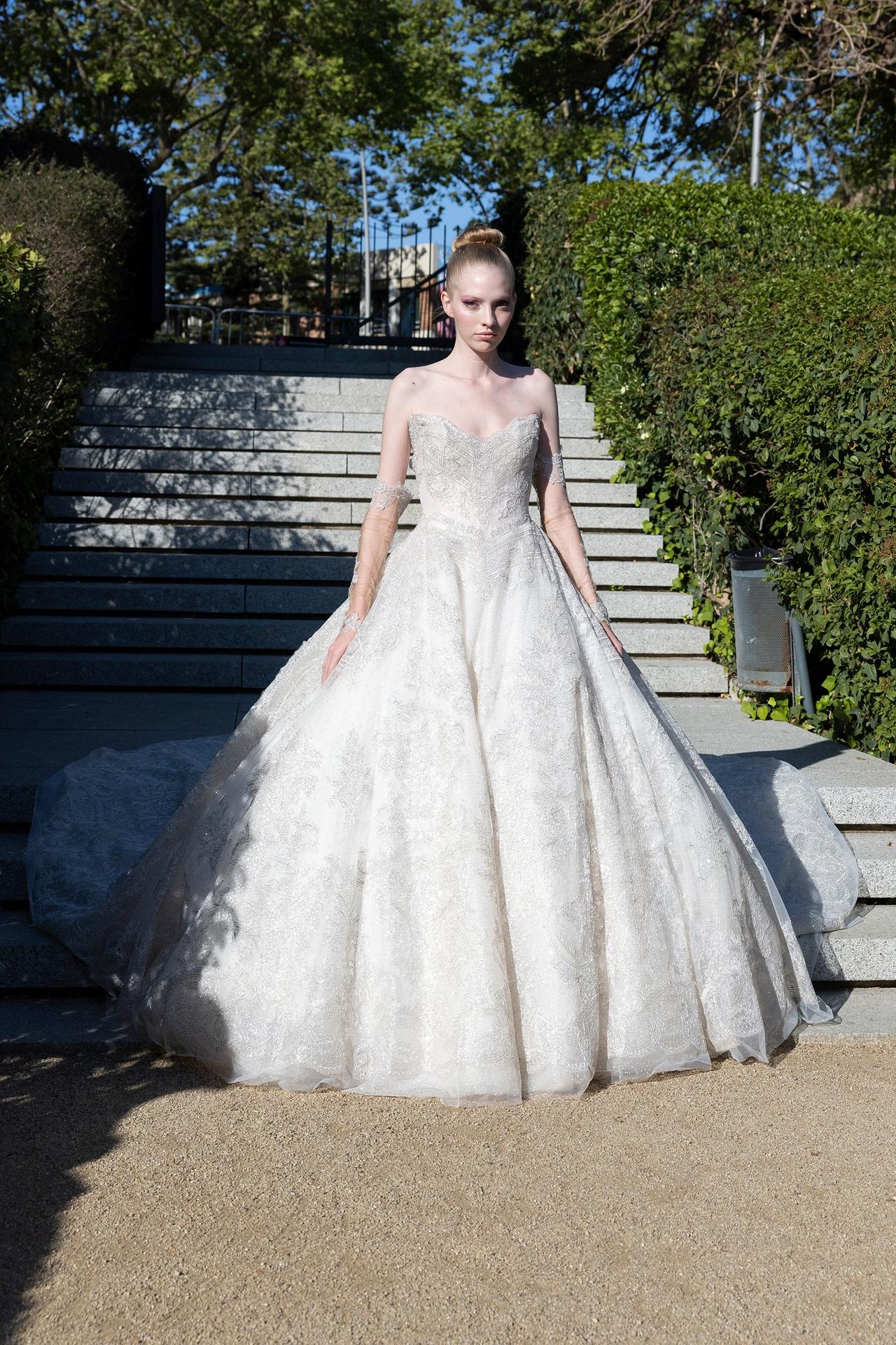 Vestido de novia en corte princesa sin mangas y en una tonalidad champán