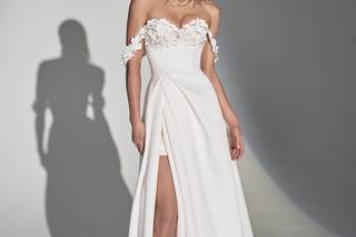 Vestido de novia hombro caídos con detalles florales en 3 D y falda con profunda abertura