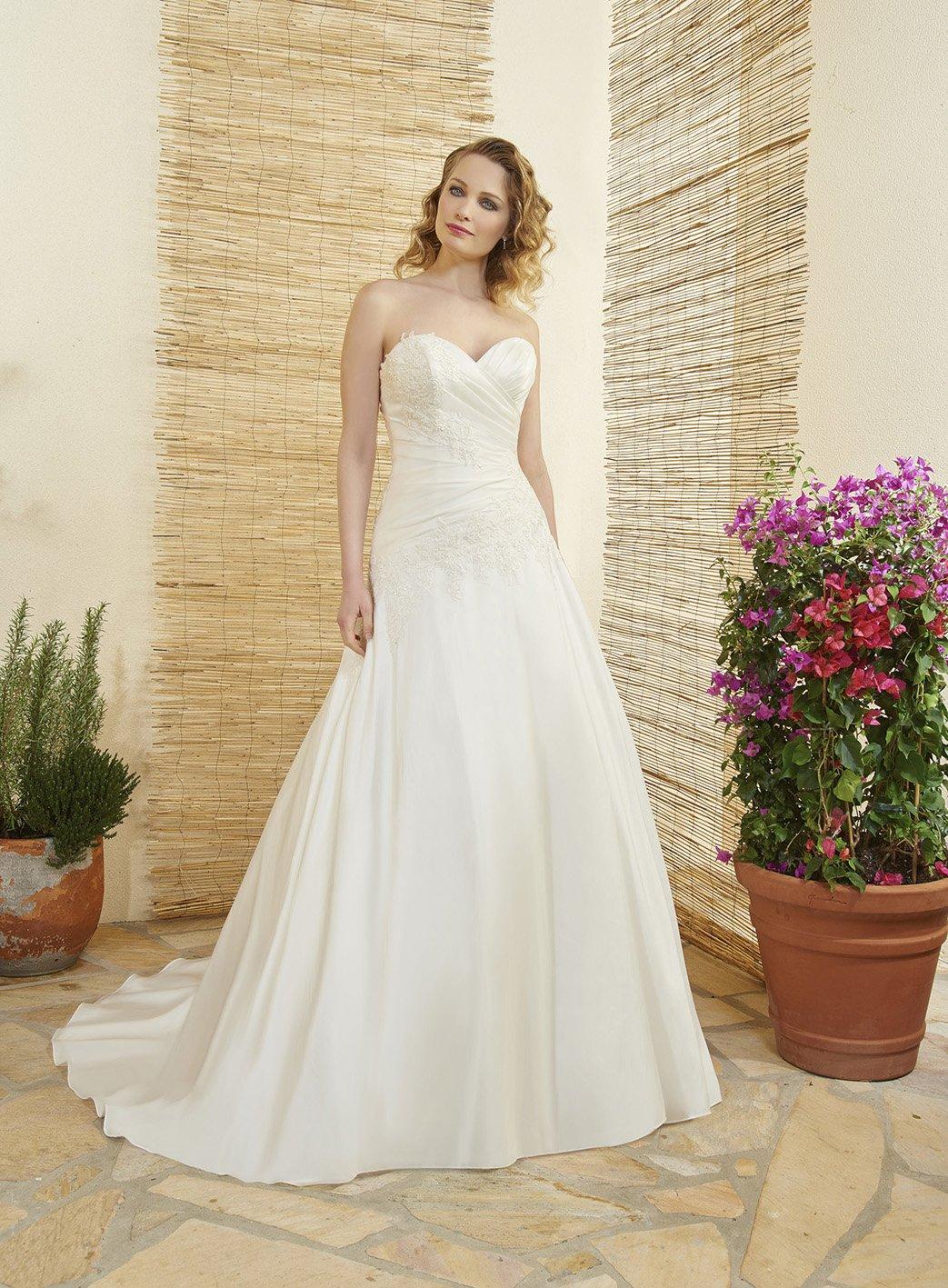 Vestido de novia con escote corazón para el día de la boda