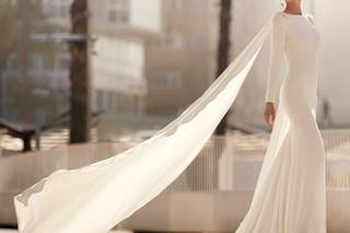 Vestidos de novia con escote redondo y capa para la boda