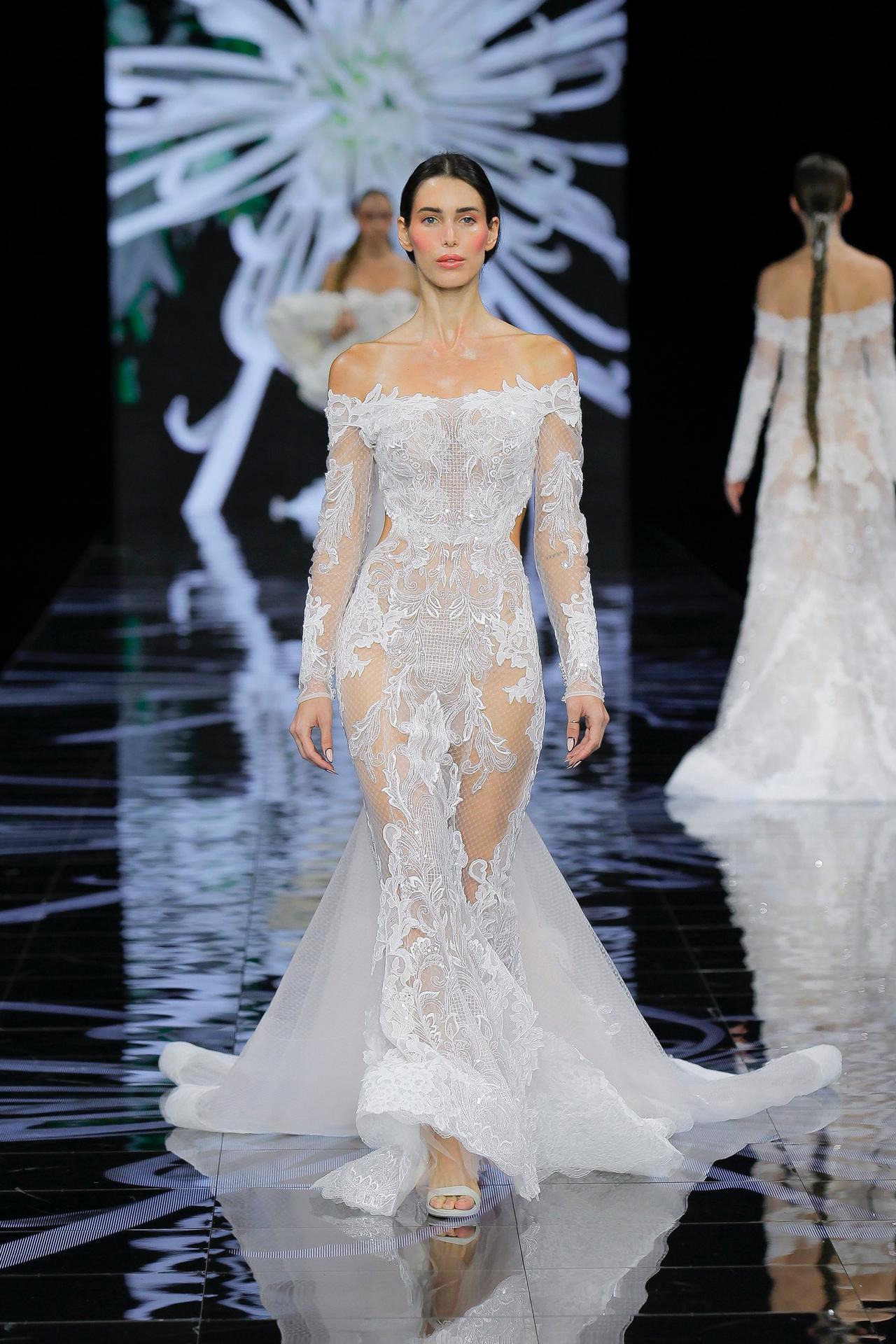 Vestido de novia corte sirena con transparencias, bordados y aberturas en los costados