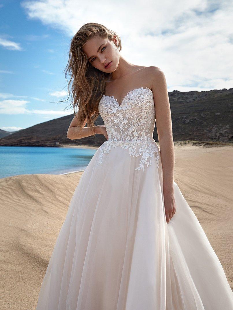 Vestido de novia con escote corazón con encaje y falda de color para el día de la boda