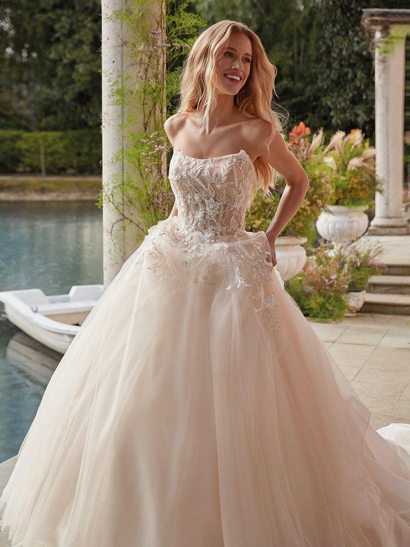 Vestidos de novia Colet 2022: modelo Ibis, con toques de color, escote palabra de honor y destellos de brilli-brilli