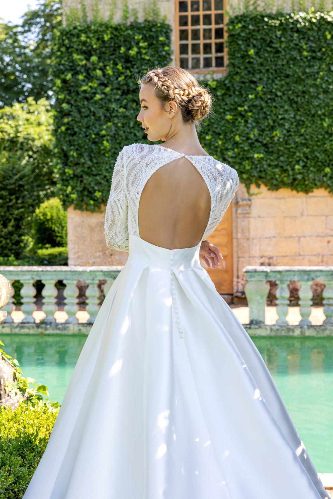 Vestidos de novia para primavera con bonito escote en la espalda