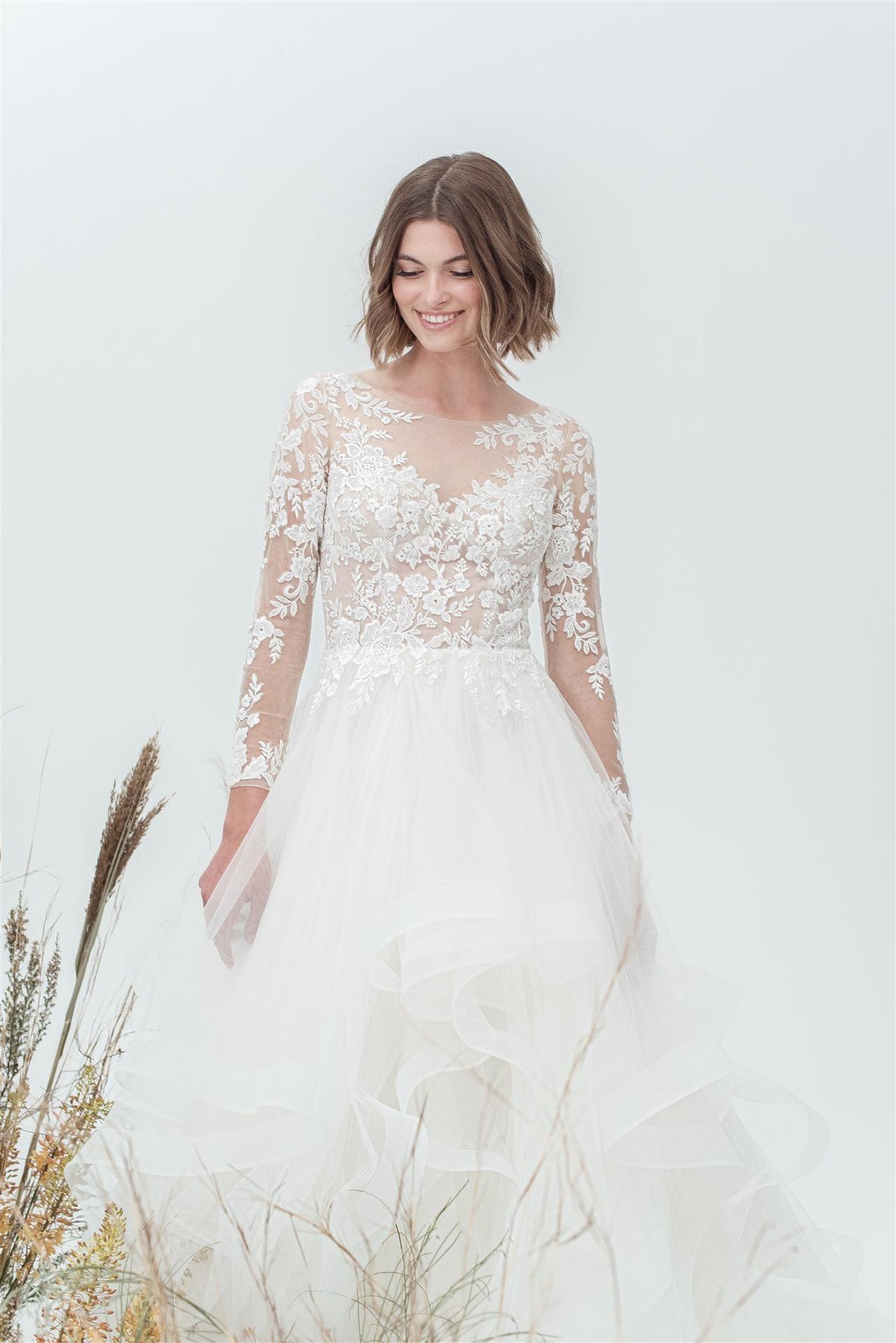 Vestidos de novia Fara Sposa 2022: modelo de corte princesa con escote ilusión y manga larga