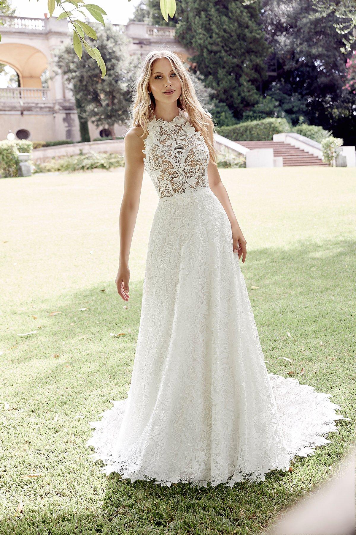 Vestidos de novia Ronald Joyce 2022 en encaje y con flores en 3D