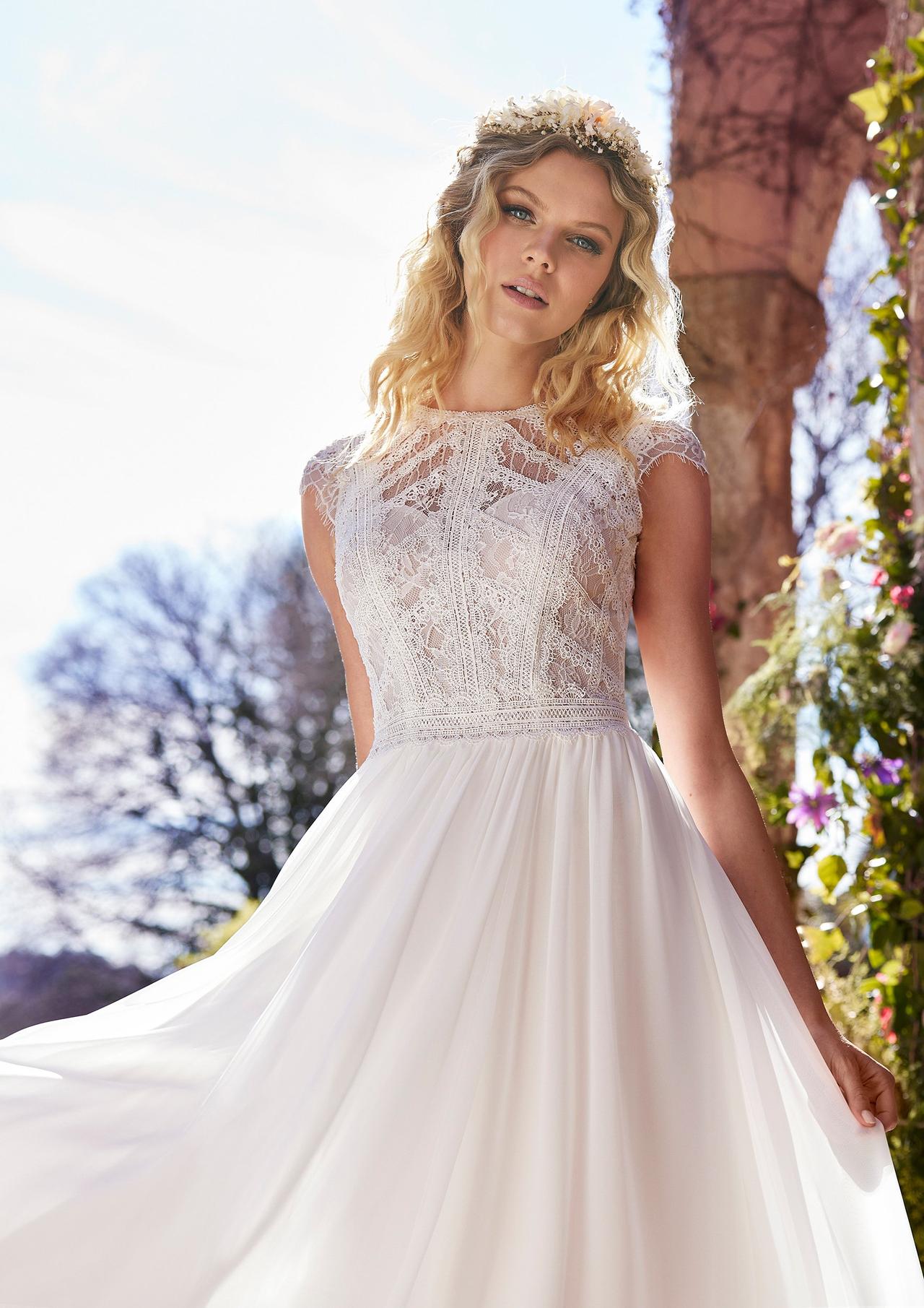 Vestido de novia con escote ilusión y encaje con motivos florales