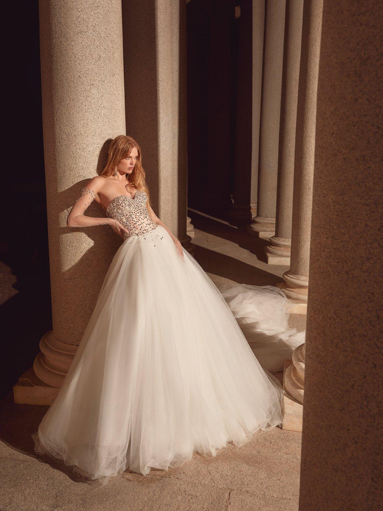 Vestido de novia de corte princesa con falda en tul y escote corazón