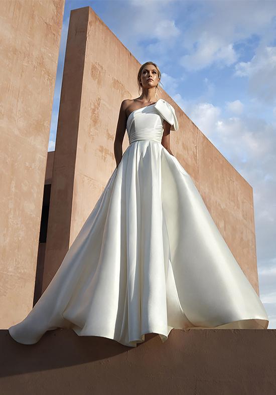 Vestidos de novia Pronovias 2024 con escote asimétrico y lazo XXL