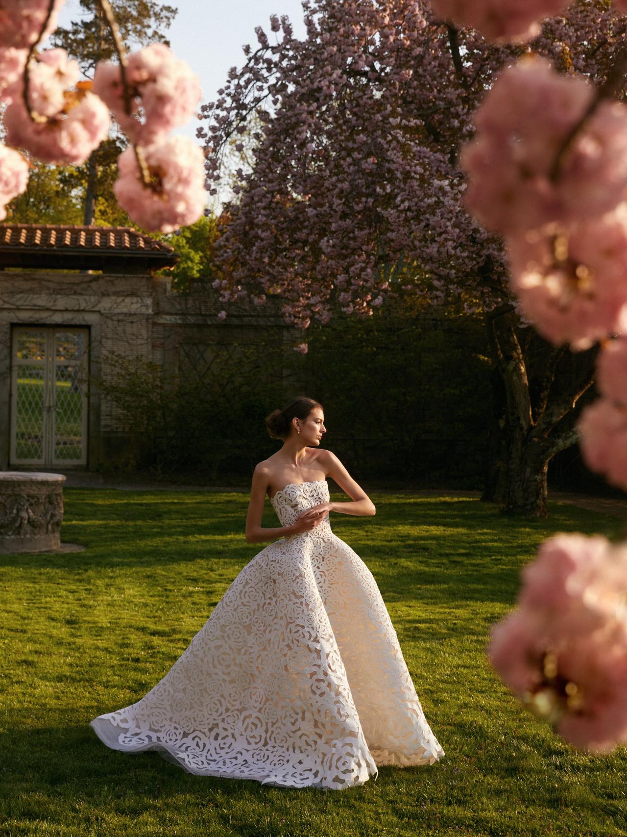 Vestido de novia de corte princesa y escote palabra de honor con grandes bordados