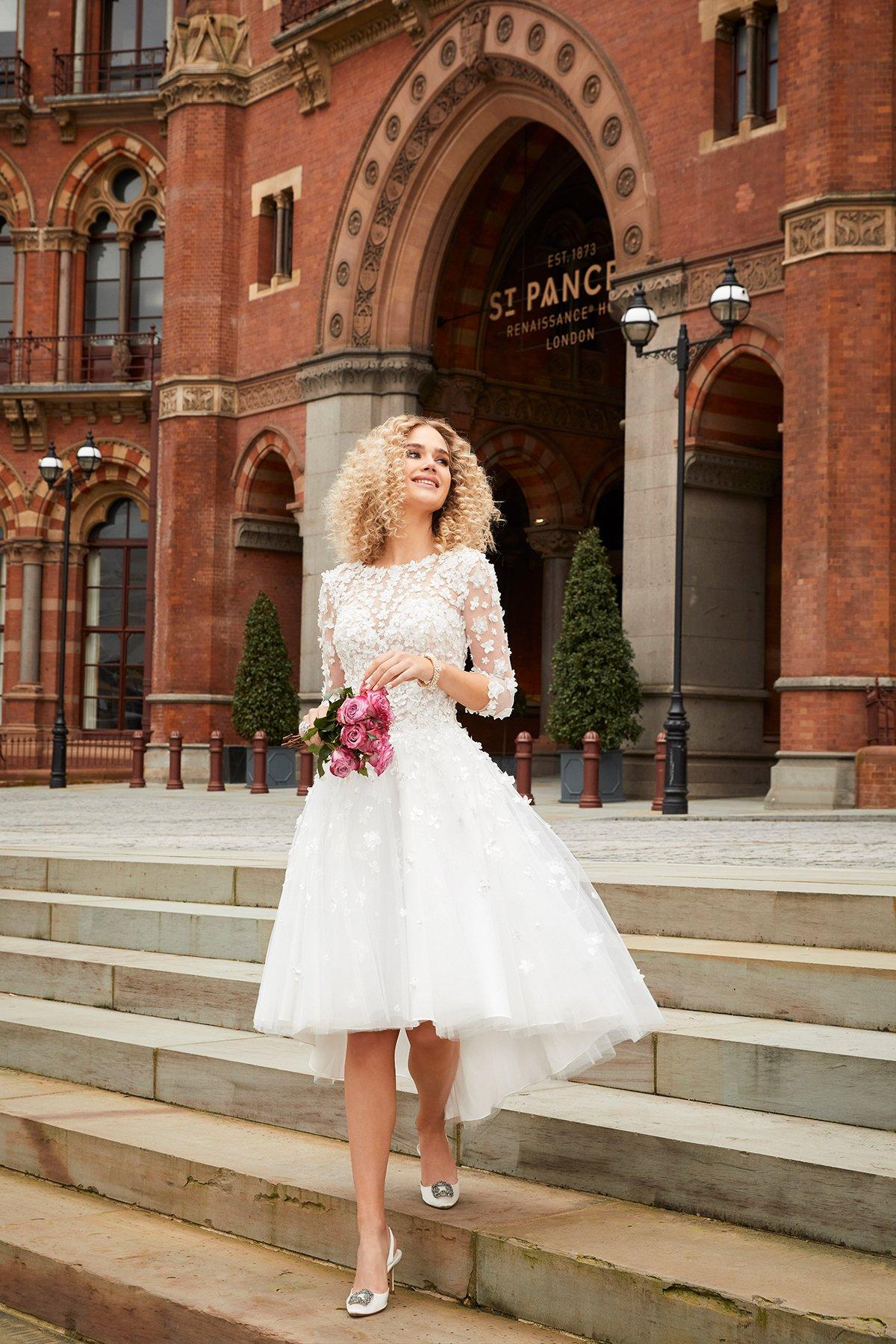 Vestido de novia corto con escote barco, perfecto para el día de la boda