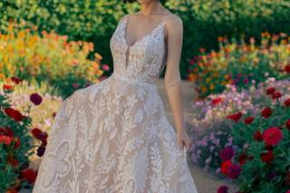 Vestidos de novia con escote en V con grandes motivos florales para el día de la boda