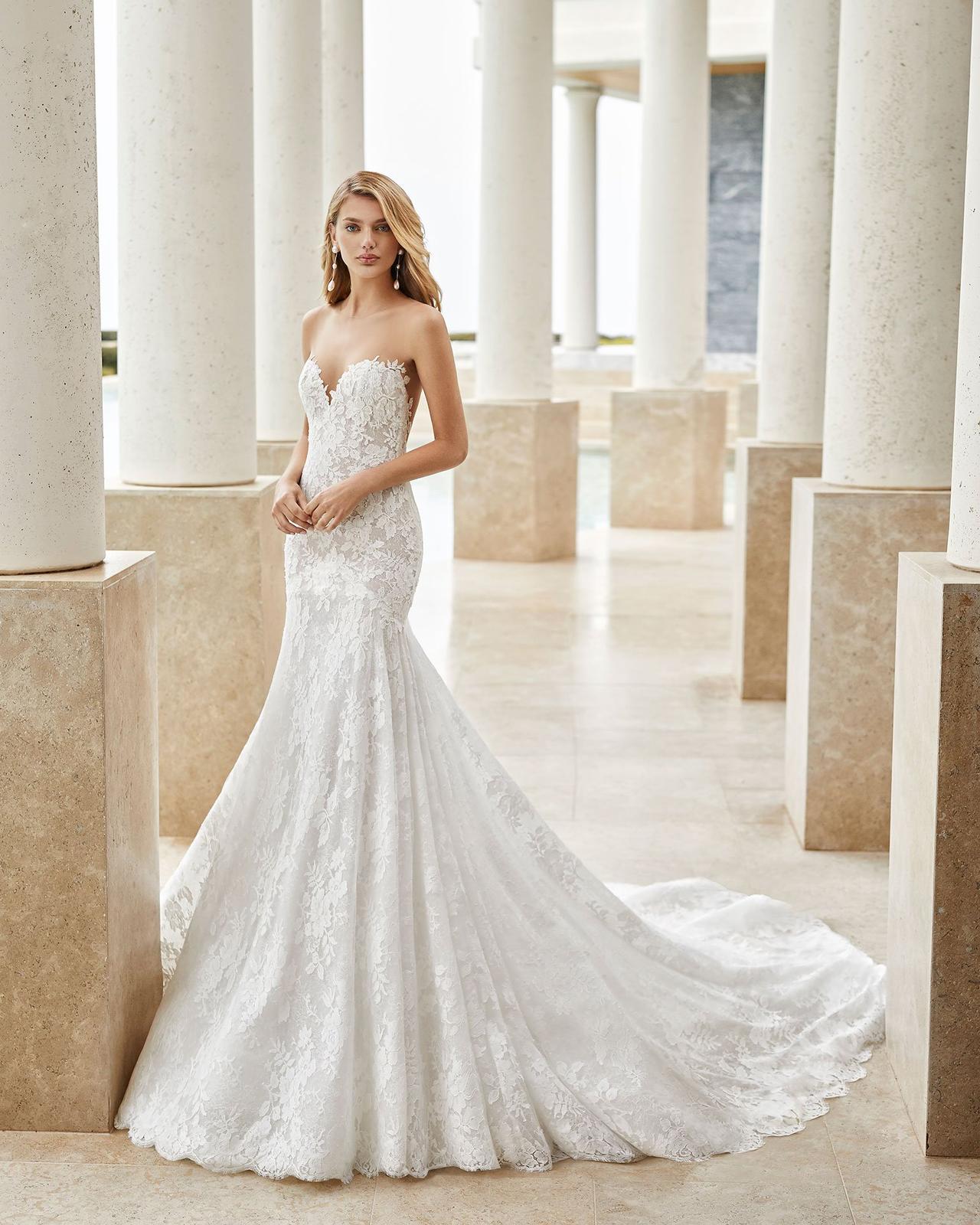 Vestido de novia con escote corazón y corte sirena para el día de la boda