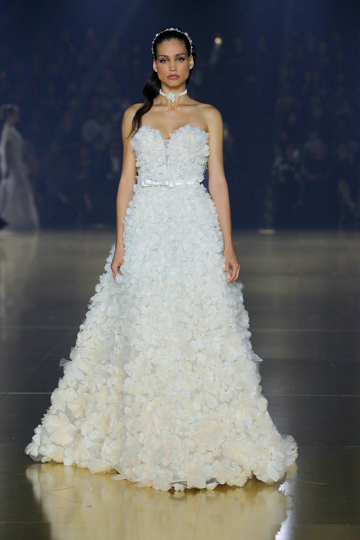 Vestido Atelier Pronovias 2023 con flores