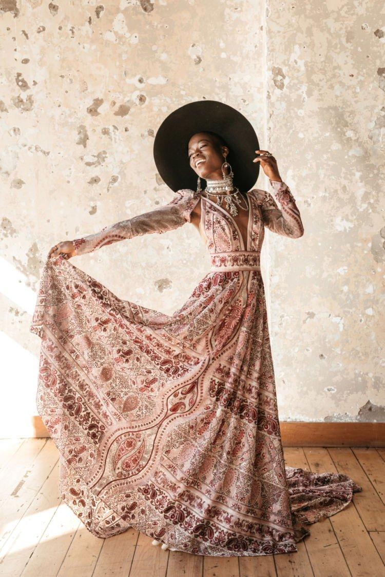 Vestido de novia con mangas desmontables y estampado de color de la colección Golden Rhapsody de Rue de Seine 2021