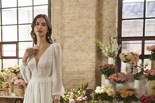 vestidos de novia para mujeres maduras: con escote en V y manga abullonada