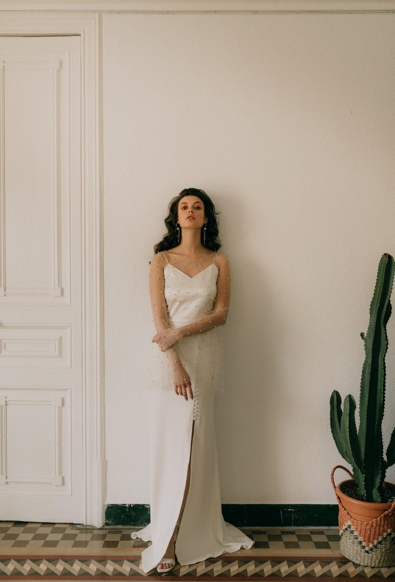 Vestido de novia Otaduy 2021 con  top transparente con aplicaciones perladas y mangas de campana