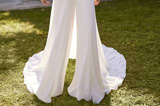 Trajes de novia manga larga: mono con escote en V