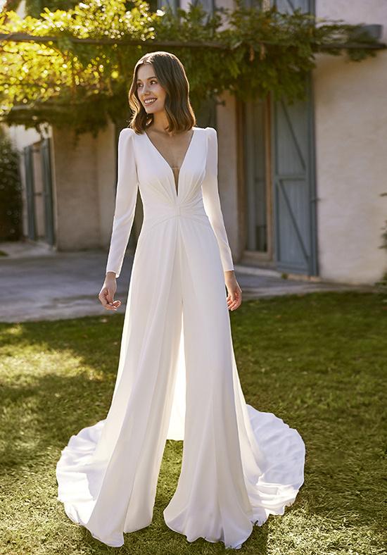 Trajes de novia manga larga: mono con escote en V