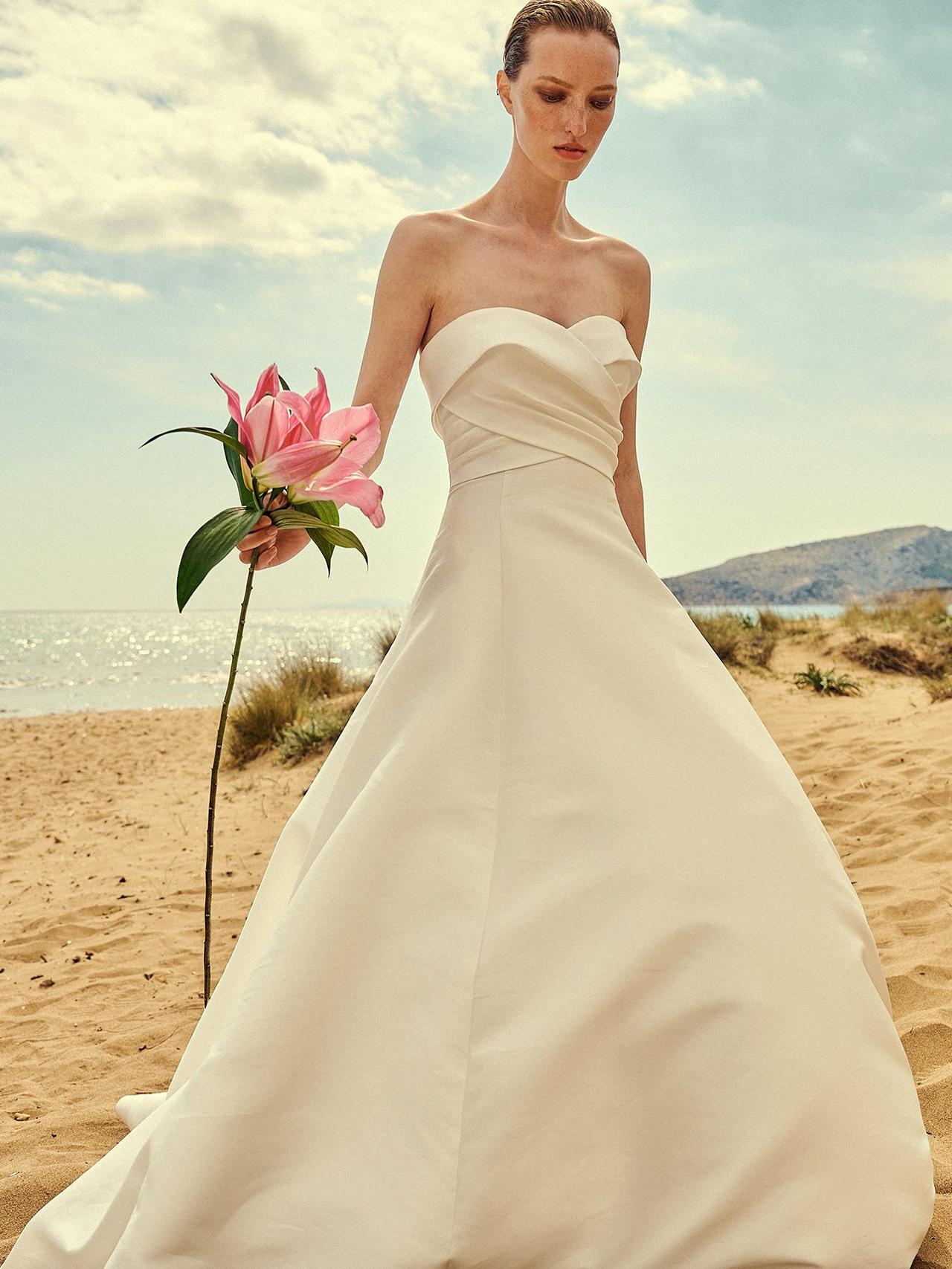 Vestido de novia con escote corazón drapeado para el día de la boda