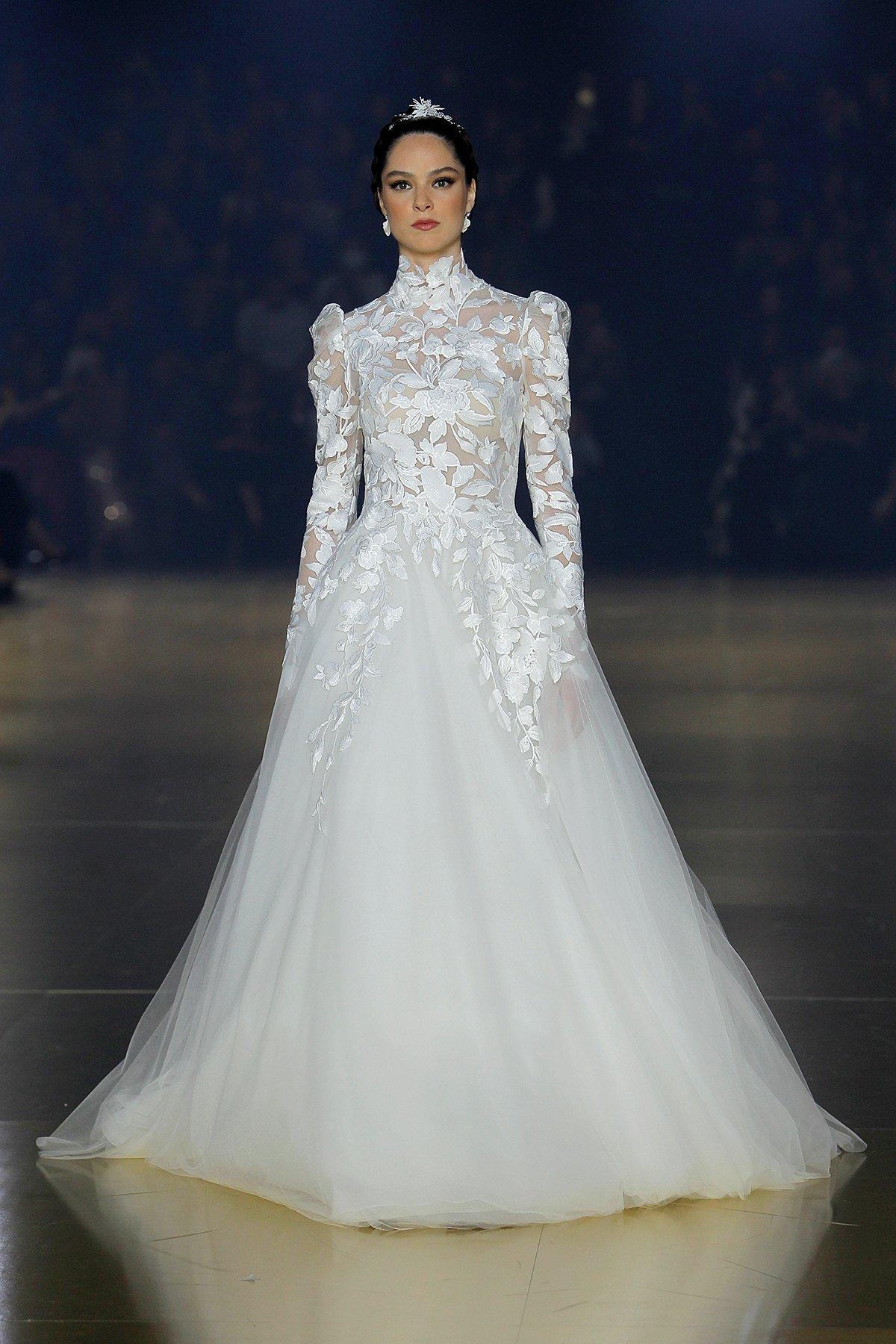Vestido Atelier Pronovias 2023 de corte princesa con mangas abullonadas y transparencias
