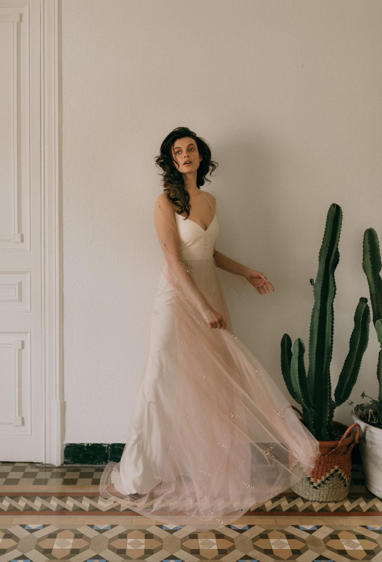 Vestido de novia Otaduy 2021 con aplicaciones perladas