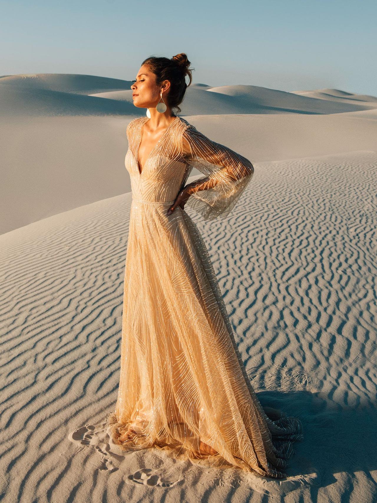 Vestido de novia con detalles brillantes y manga larga de la colección 2021 de Catherine Deane, perfecto para la boda