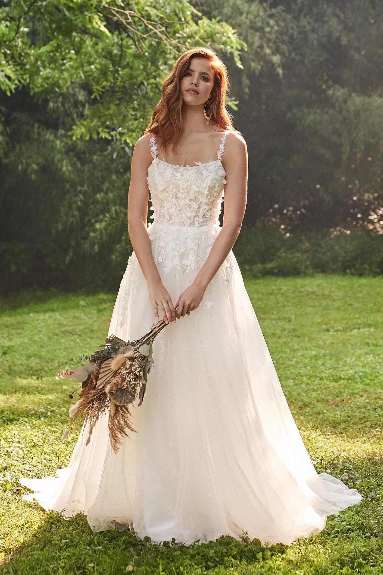 Vestido de novia Lillian West con pétalos de gasa en 2D, con escote redondo con tirantes y con una falda con volumen