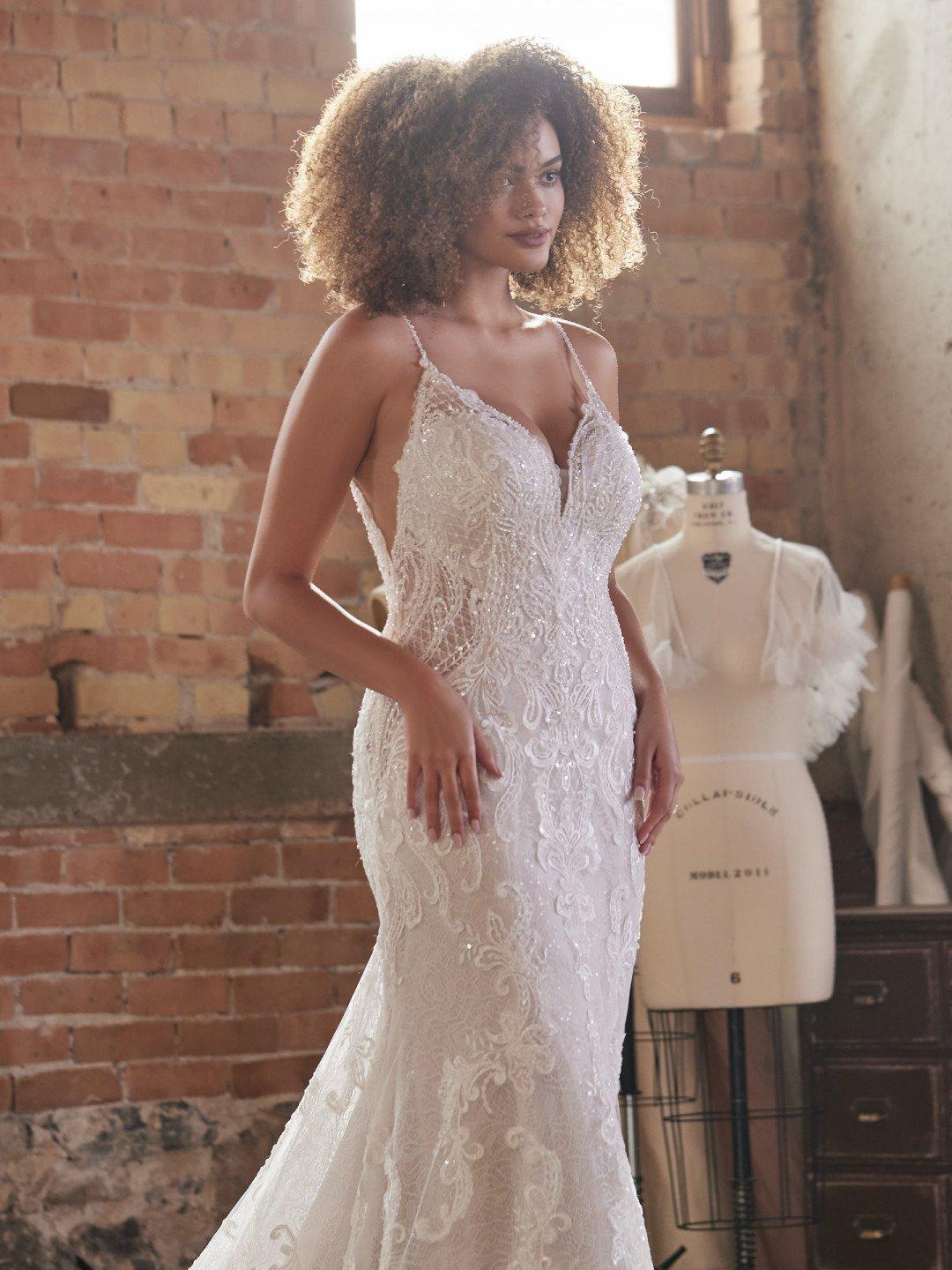 Vestidos de novia con escote en V con toques brillantes para el día de la boda