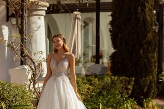 Vestido de novia princesa con falda blanda y cuerpo en plata con brillos