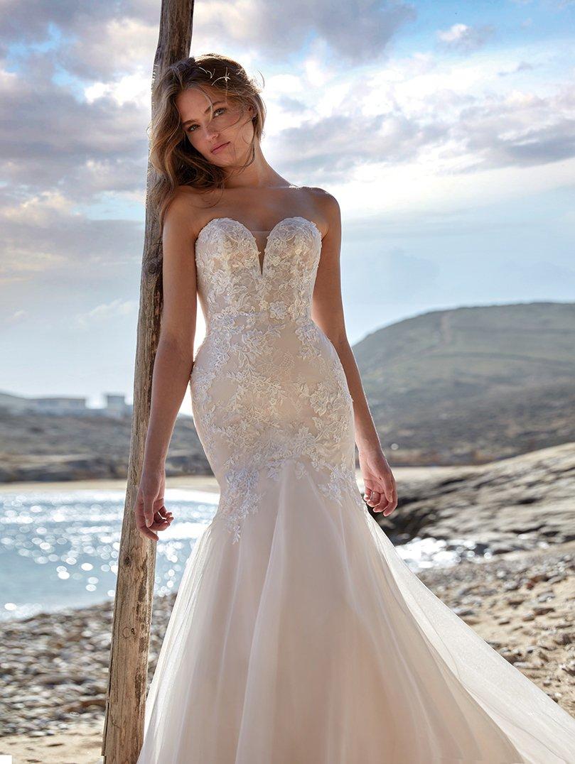 Vestido de novia con escote corazón y corte sirena para el día de la boda