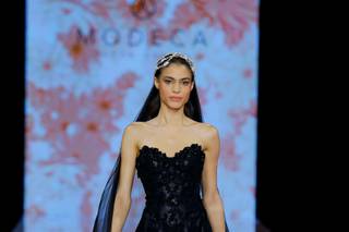 Vestido de novia negro de corte sirena con velo