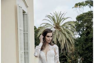 Vestido de novia con escote corazón y encaje para el día de la boda