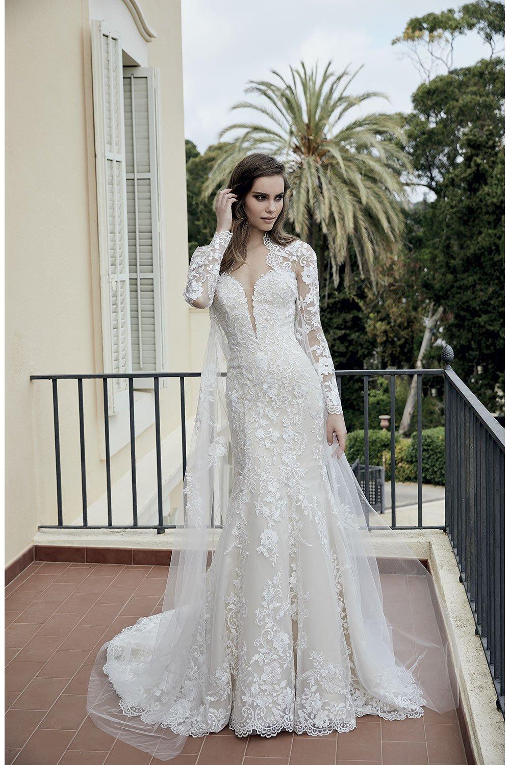 Vestido de novia con escote corazón y encaje para el día de la boda