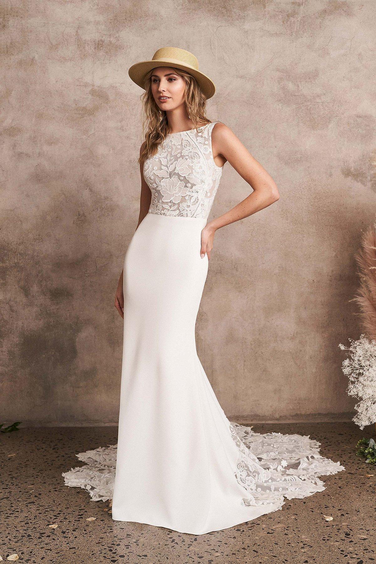 Vestido de novia Lillian West con escote barco de encaje, falda minimalista y cola de encaje