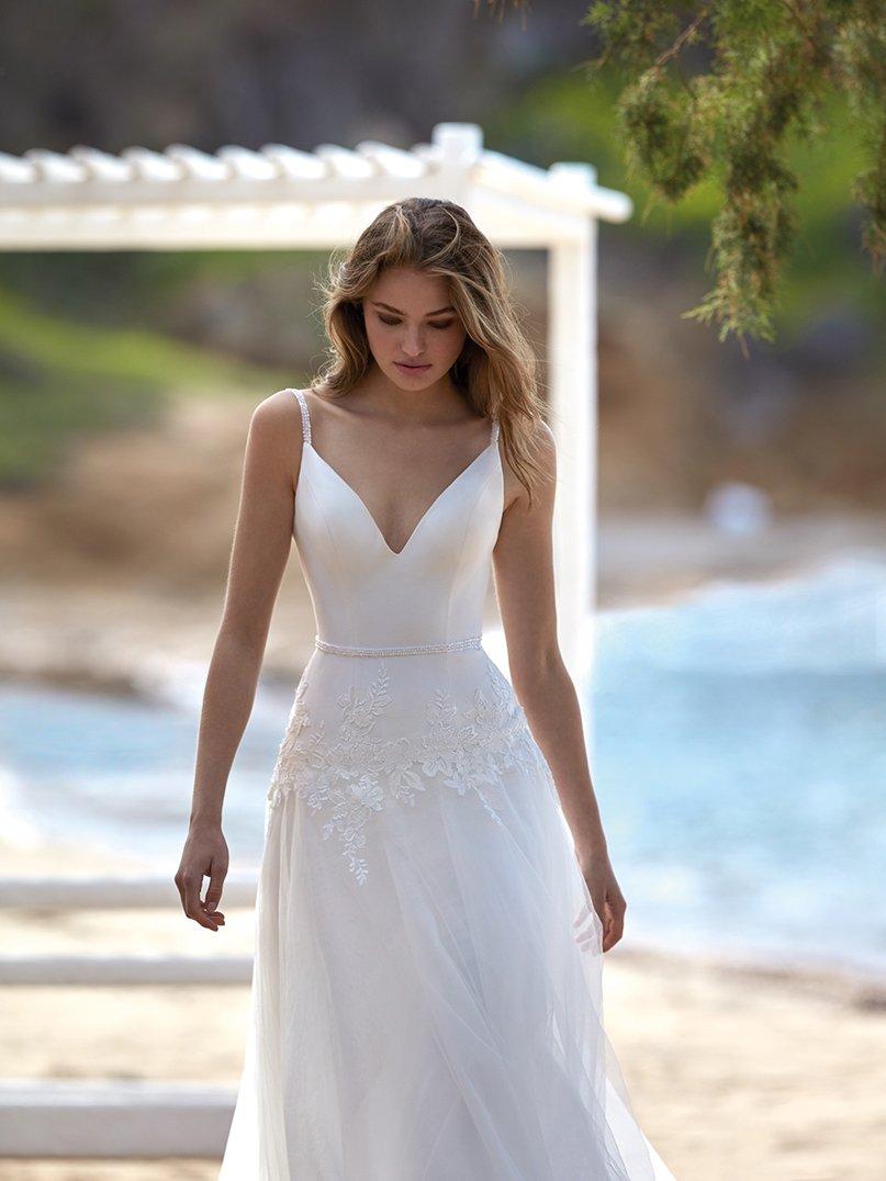 Vestidos de novia con escote en V muy marcado para el día de la boda