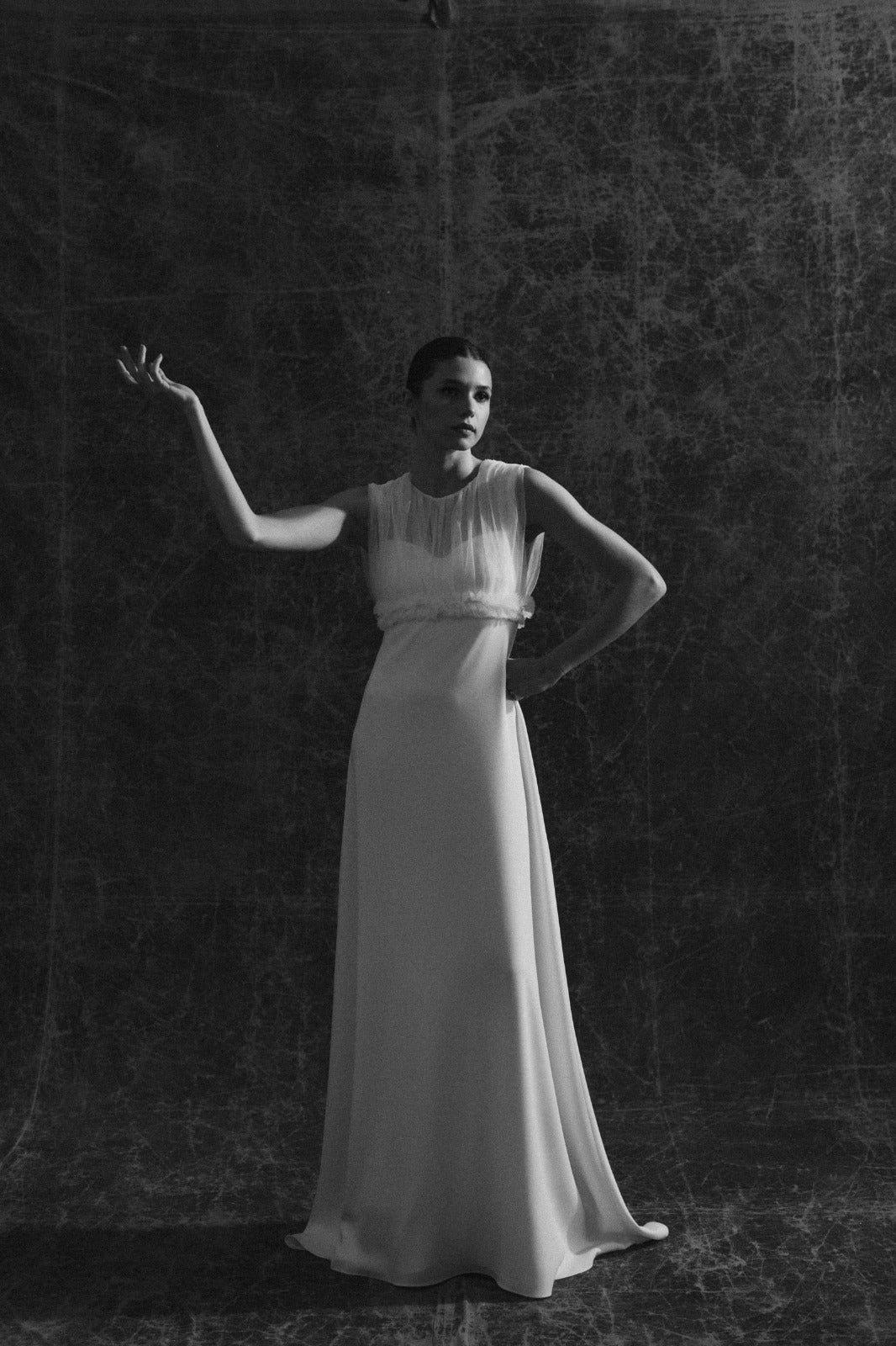 Vestido de novia sencillo tipo lencero con top semitransparente