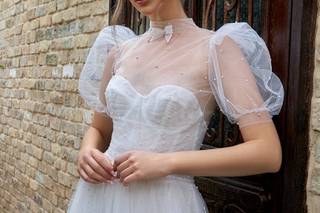 Vestido de novia con escote ilusión y mangas abullonadas