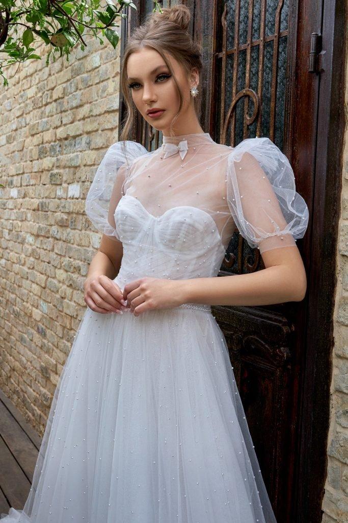 Vestido de novia con escote ilusión y mangas abullonadas