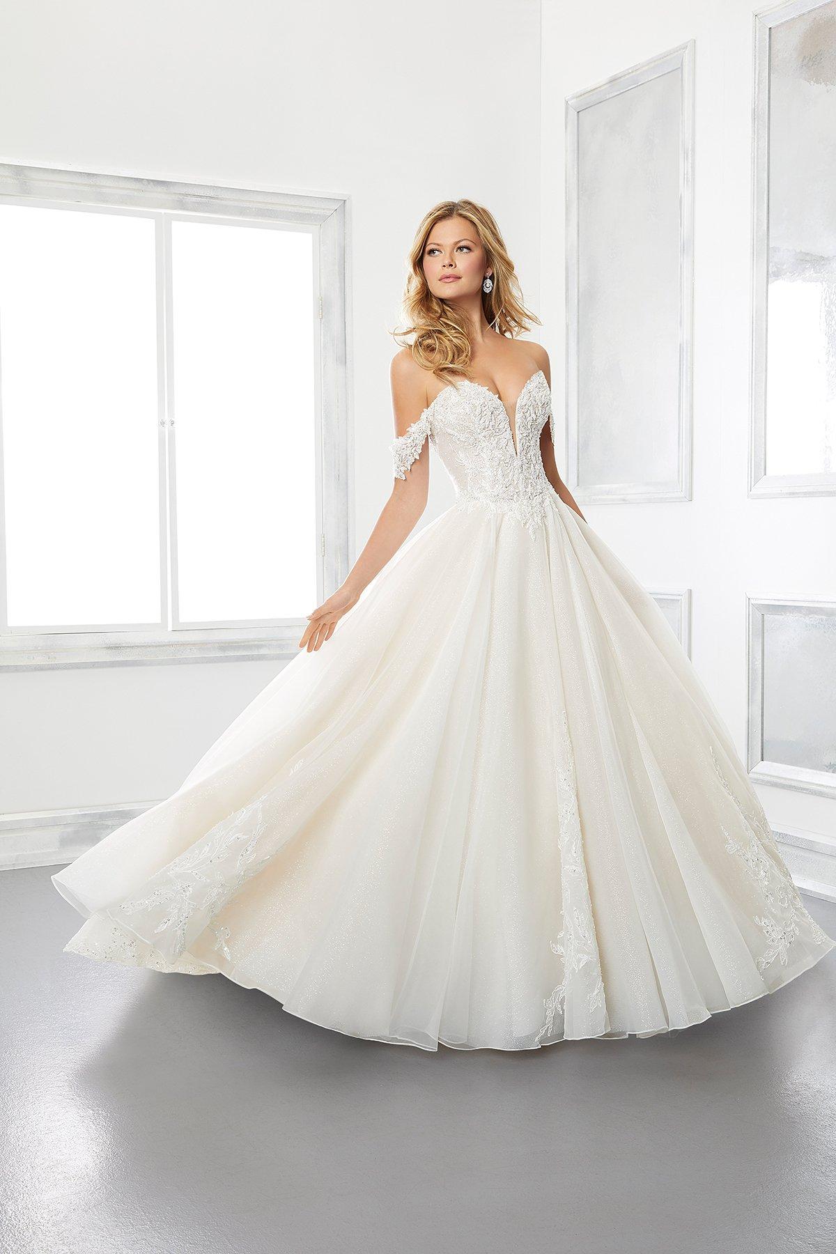 Vestidos de novia estilo online princesa con escote corazon