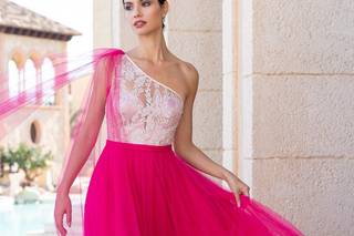 vestido de invitada con falda rosa barbiecore y detalle etéreo en el hombro