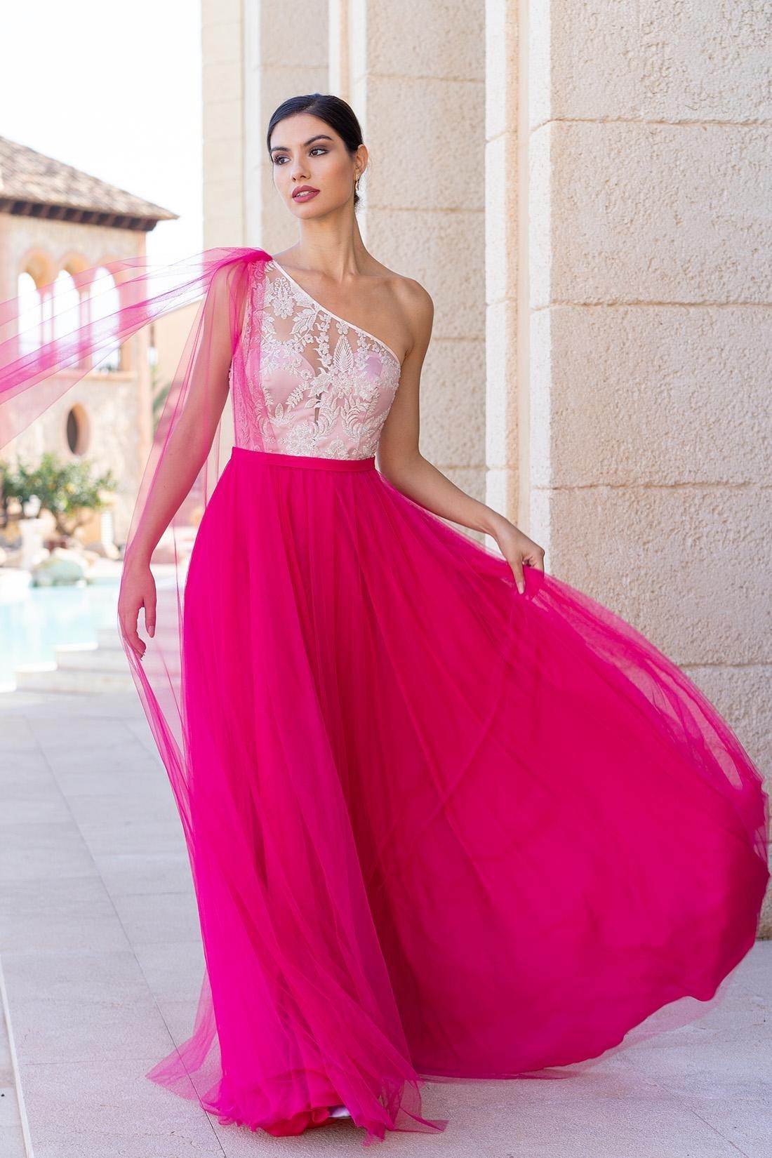 vestido de invitada con falda rosa barbiecore y detalle etéreo en el hombro