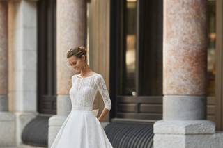 Vestido de novia con escote ilusión y manga tres cuartos