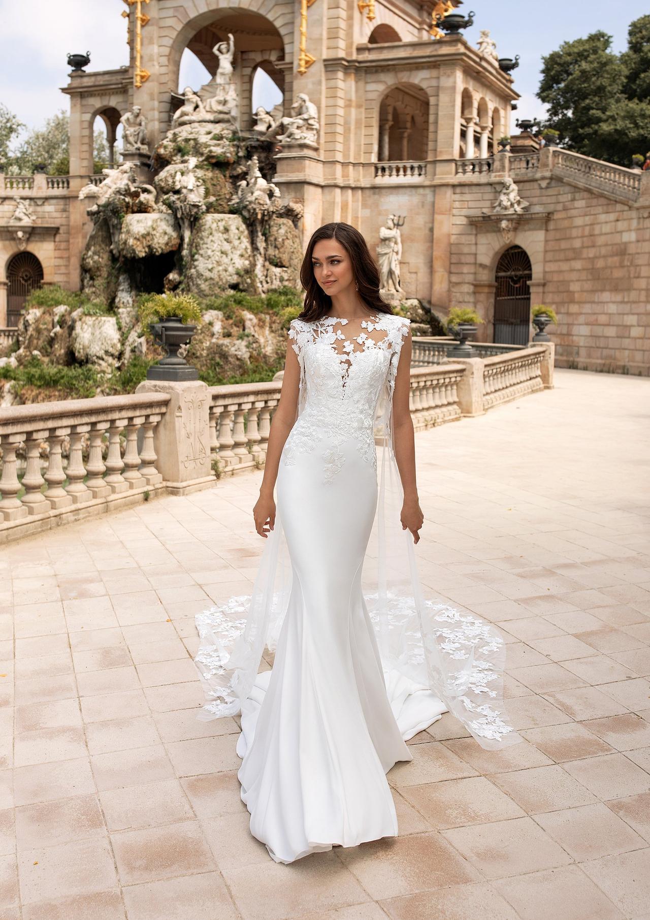 Vestido de novia con escote ilusión y corte sirena