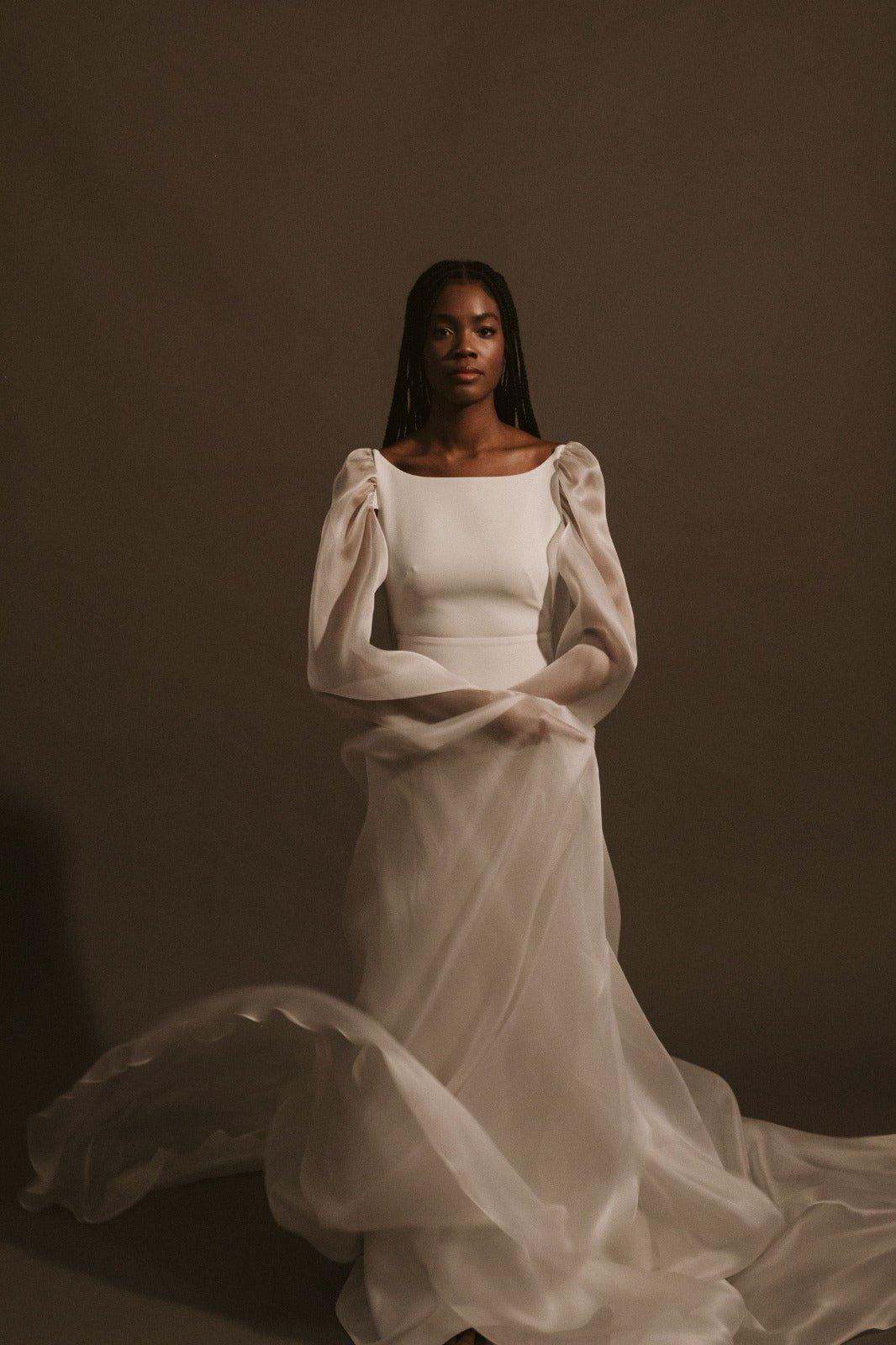 vestido de novia con capa desmontable semitransparente