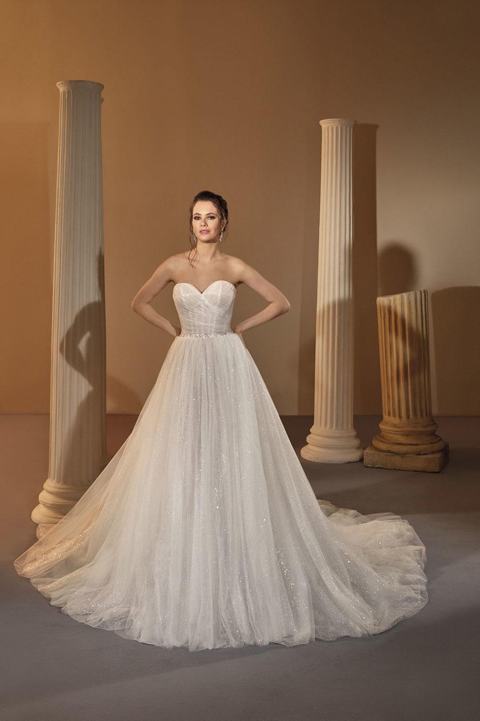 Vestido de novia con escote corazón y toques brillantes para el día de la boda