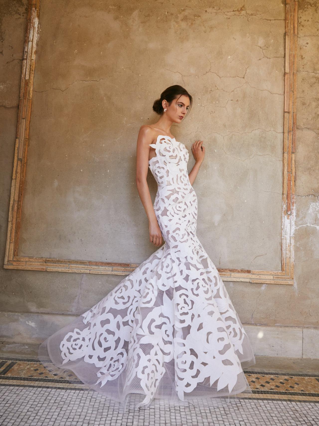 Vestido boda civil original con grandes flores y transparencias