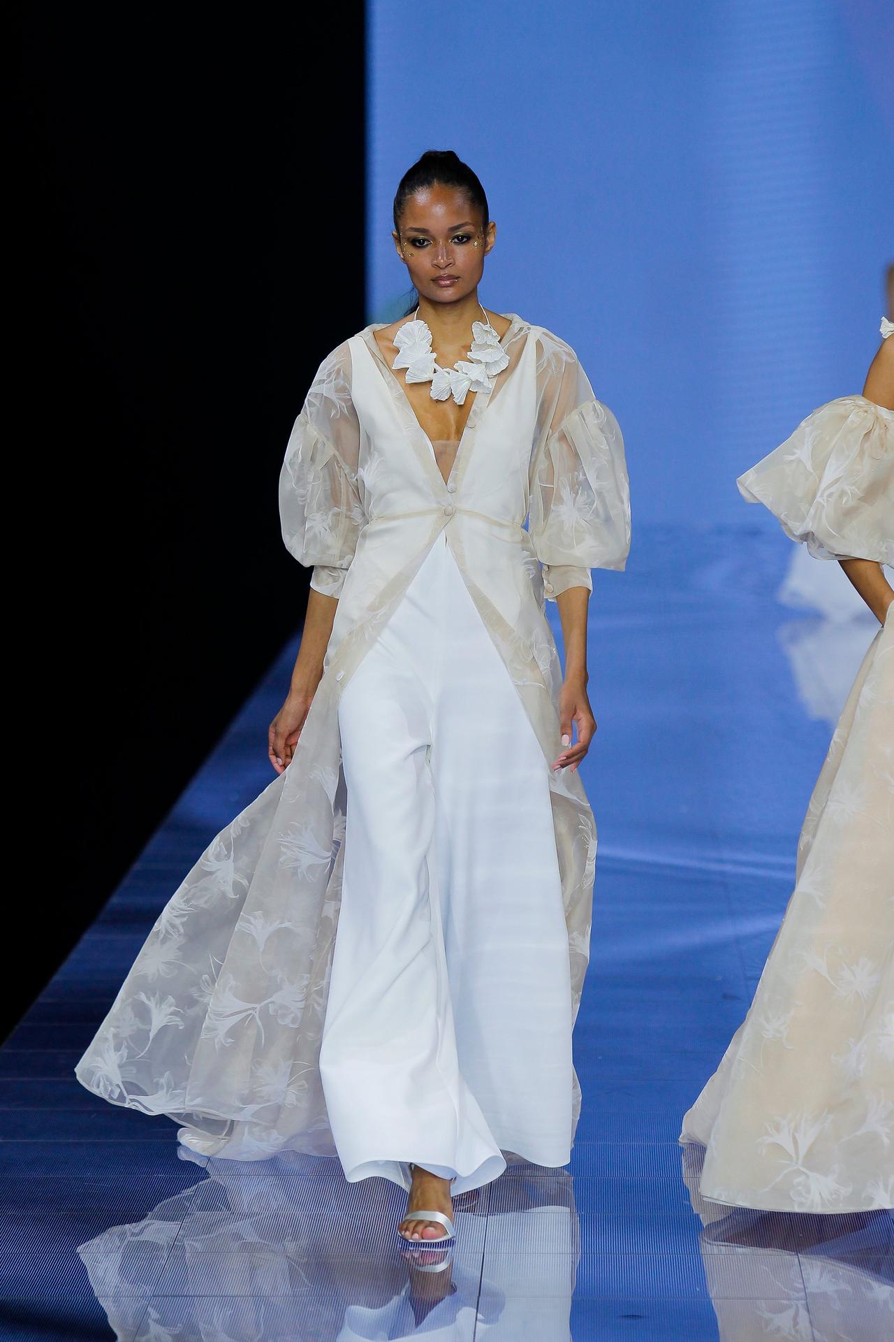 Vestido boda civil con abrigo con transparencias y mangas abullonadas